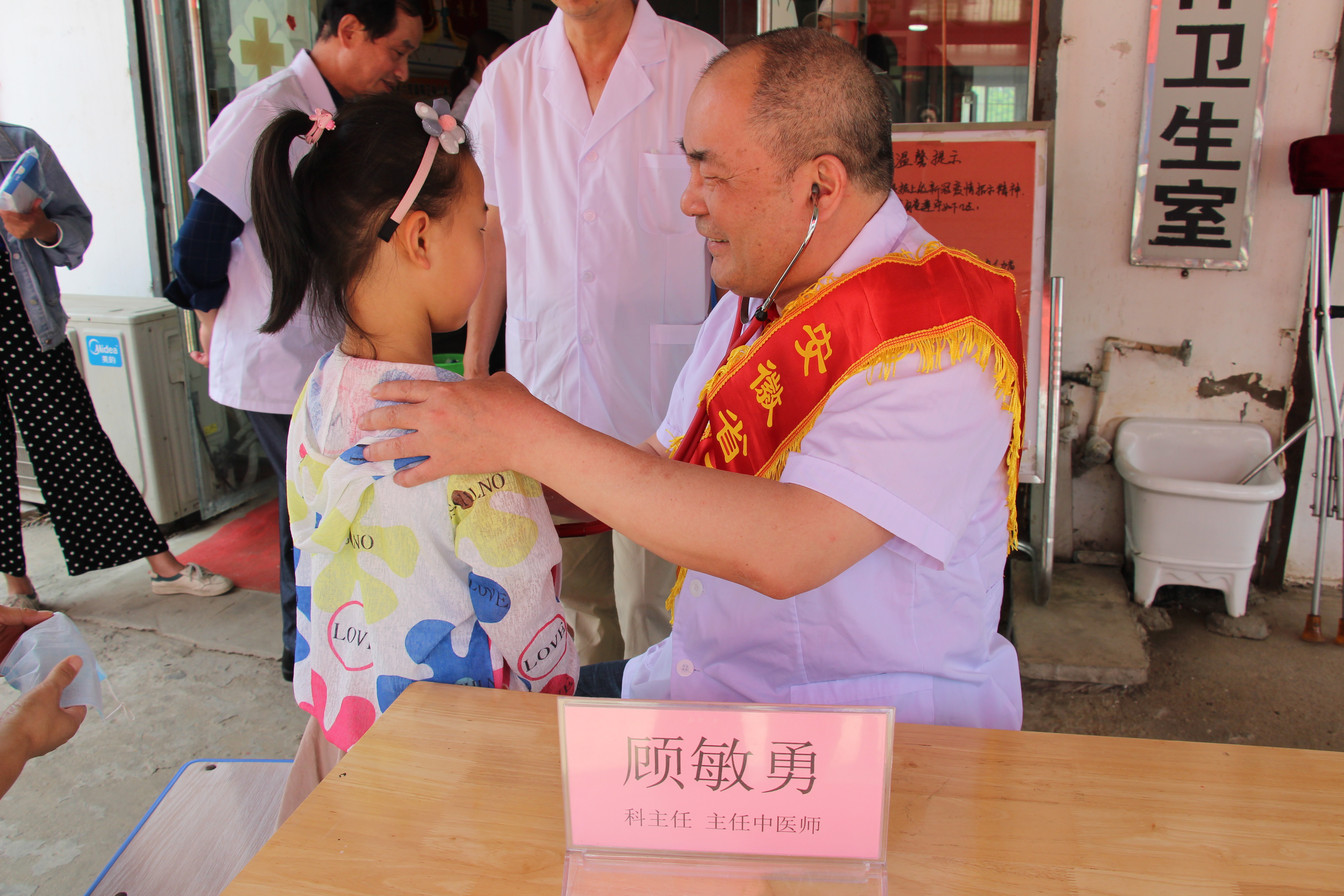 迎六一，“勞模進社區(qū)，義診送健康” --------蕪湖市中醫(yī)院兒科送醫(yī)送藥下鄉(xiāng)義診活動(圖4)