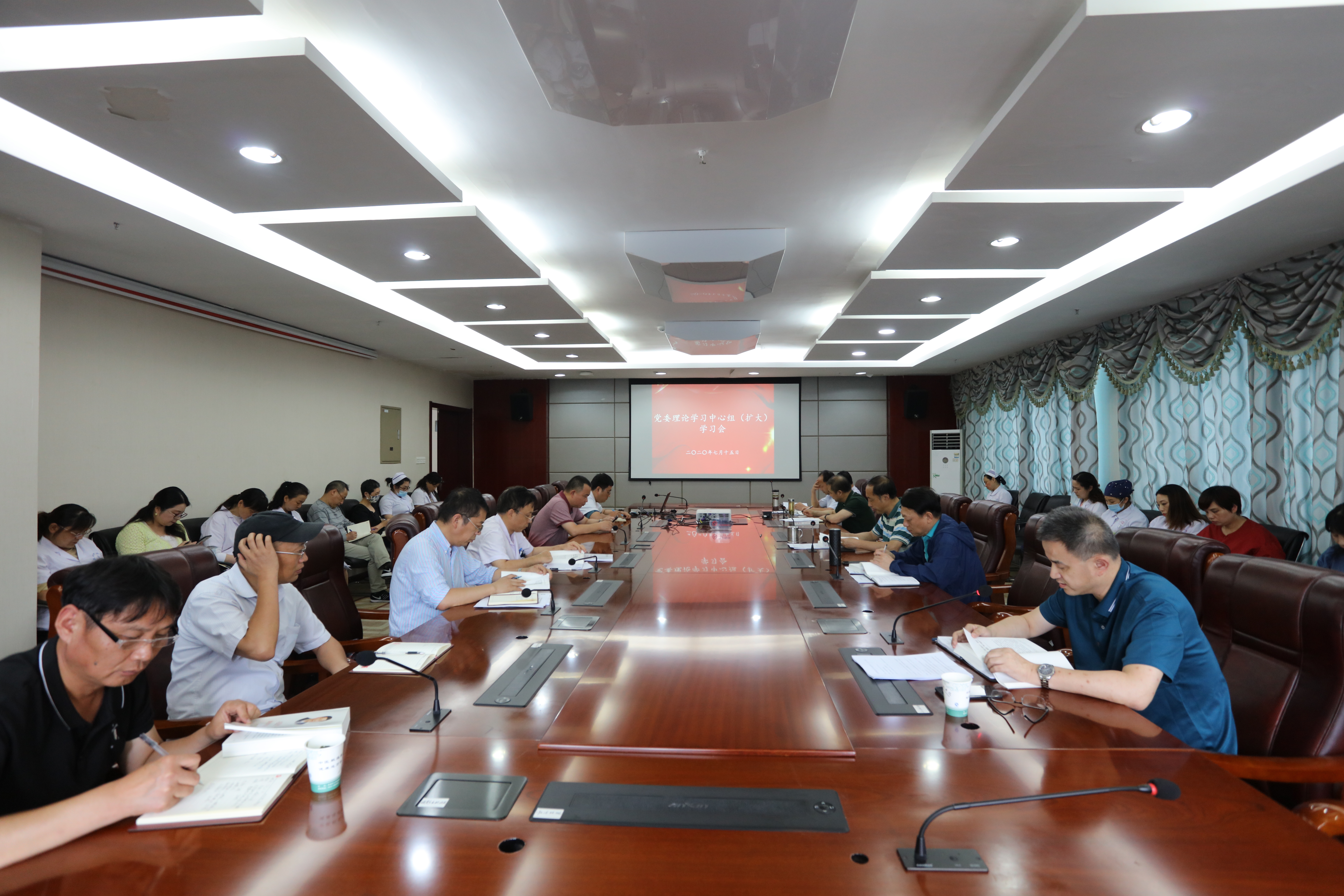 院黨委召開理論學習中心組（擴大）學習會   學習學校黨代會精神(圖1)
