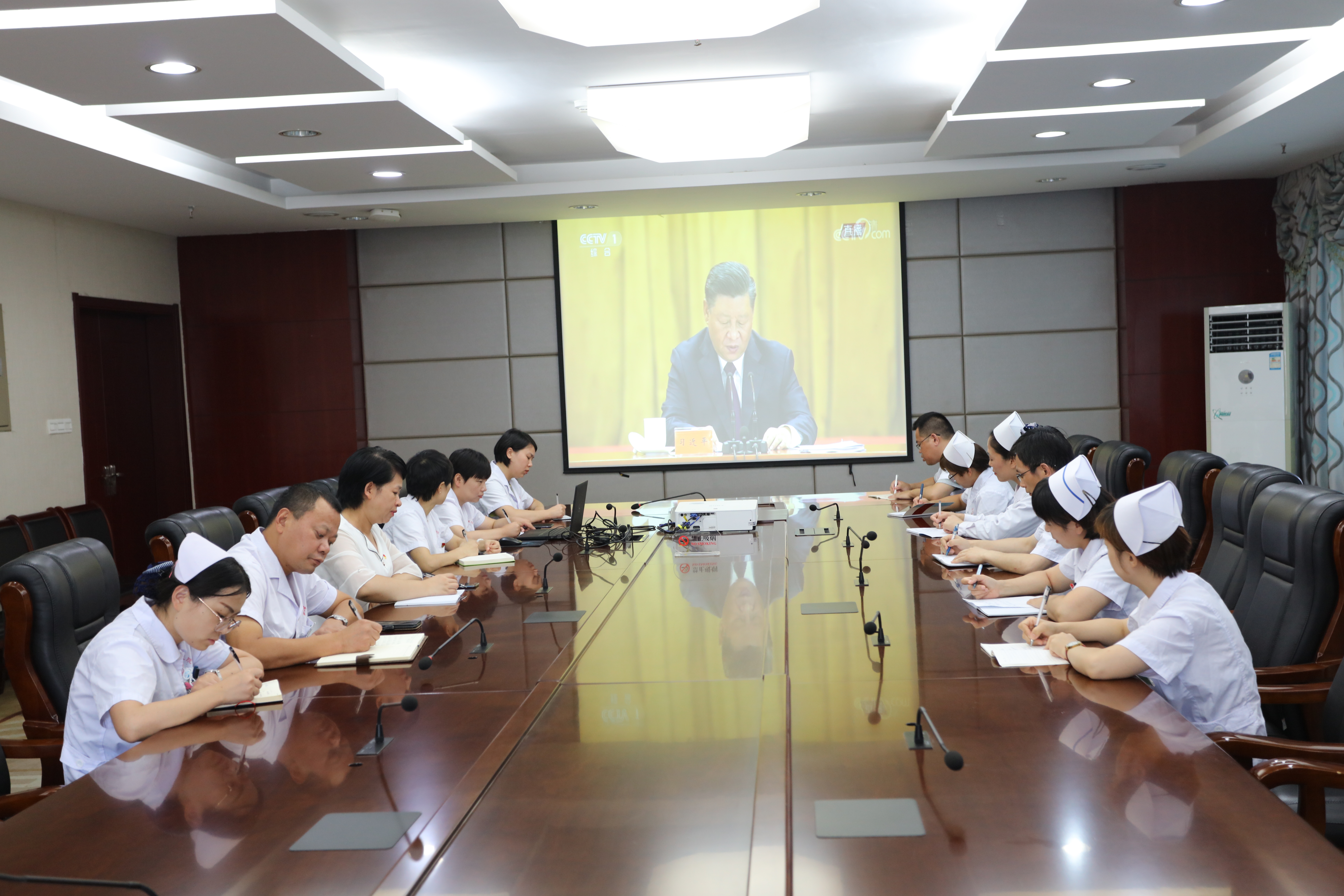 院黨委組織援鄂隊員、黨員代表收看全國抗擊新冠肺炎疫情表彰大會(圖1)