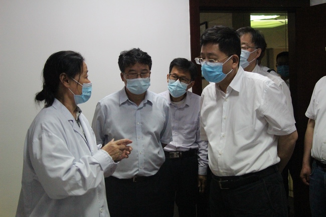 省人大常委會(huì)檢查組來我院開展中醫(yī)藥法律法規(guī)執(zhí)法檢查(圖1)