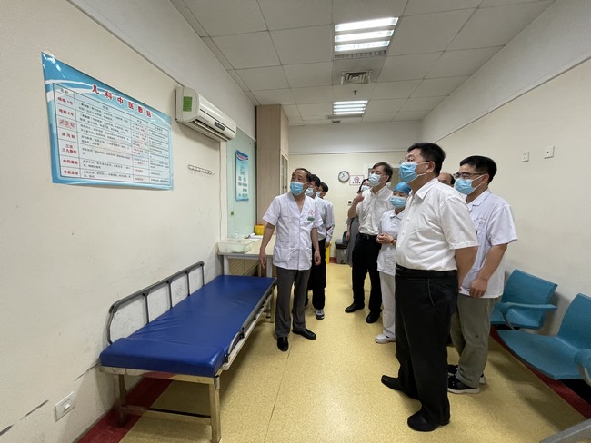 省人大常委會(huì)檢查組來我院開展中醫(yī)藥法律法規(guī)執(zhí)法檢查(圖2)