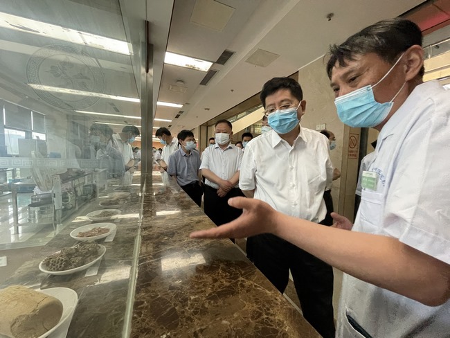 省人大常委會(huì)檢查組來我院開展中醫(yī)藥法律法規(guī)執(zhí)法檢查(圖3)