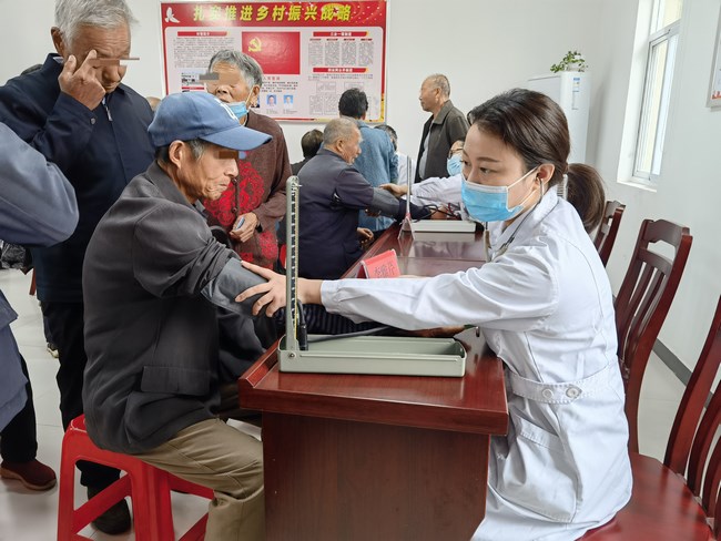 九九重陽節(jié)敬老送健康----市中醫(yī)院、蔡鋪村義診惠百姓 助力鄉(xiāng)村振興(圖2)