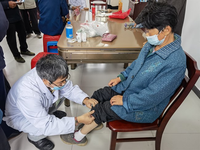 九九重陽節(jié)敬老送健康----市中醫(yī)院、蔡鋪村義診惠百姓 助力鄉(xiāng)村振興(圖3)