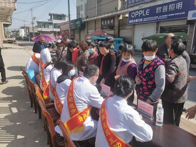 市發(fā)改委、市中醫(yī)院聯(lián)合舉辦“學雷鋒送溫暖  健康義診助力鄉(xiāng)村振興”志愿活動(圖3)