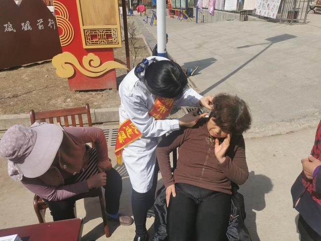 市發(fā)改委、市中醫(yī)院聯(lián)合舉辦“學雷鋒送溫暖  健康義診助力鄉(xiāng)村振興”志愿活動(圖4)