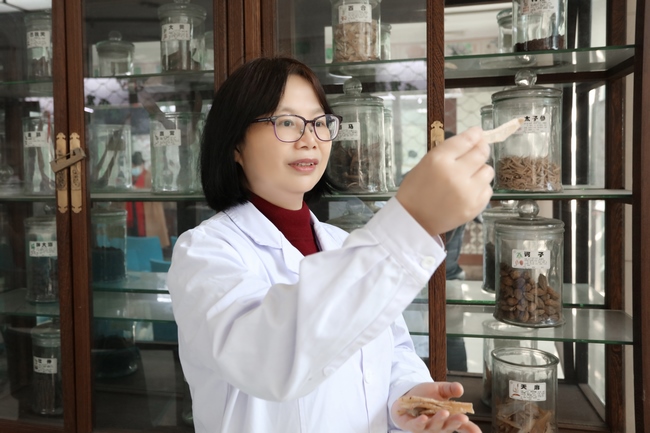 【首屆蕪湖市最美科技工作者】 發(fā)人民心聲 做醫(yī)學科研 以自身中醫(yī)之所學 為百姓鋪健康前行之路——記急診內(nèi)科、老年病科主任張榮珍(圖5)