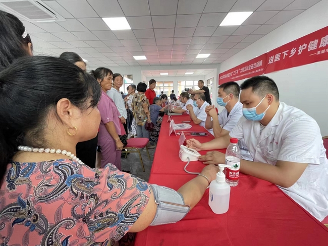 送醫(yī)下鄉(xiāng)護健康  專家義診顯真情 ——2022年蕪湖市文化科技衛(wèi)生“三下鄉(xiāng)”大型義診走進無為市紅廟鎮(zhèn)(圖2)