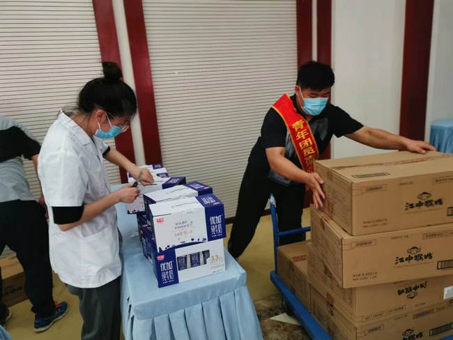 院團(tuán)委組織青年志愿者參加“院職工無償獻(xiàn)血”活動(dòng)(圖1)