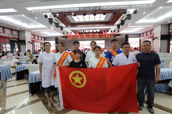 院團(tuán)委組織青年志愿者參加“院職工無償獻(xiàn)血”活動(dòng)(圖4)