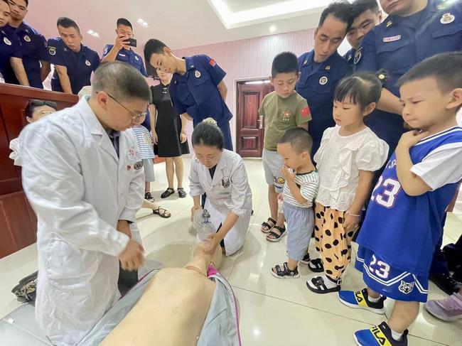 軍民魚水一家親、擁軍擁屬迎“八·一”(圖5)