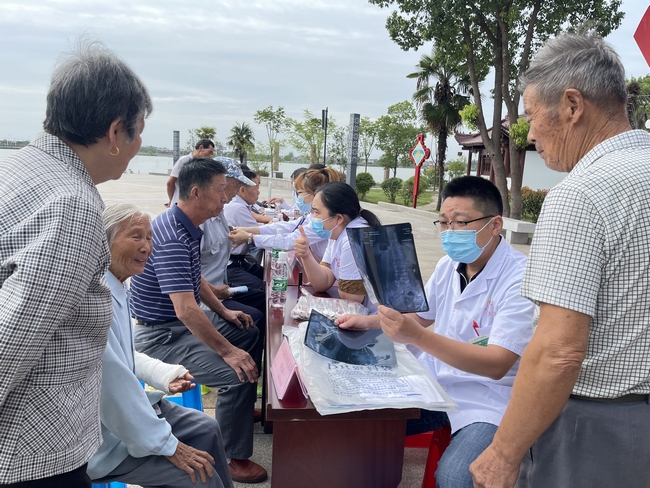 專家義診送真情 健康科普暖民心 ——2022年全國科普日活動暨健康巡講“百百千”健康義診活動走進南陵許鎮(zhèn)(圖2)