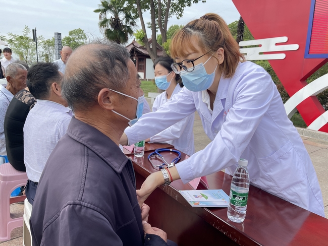 專家義診送真情 健康科普暖民心 ——2022年全國科普日活動暨健康巡講“百百千”健康義診活動走進南陵許鎮(zhèn)(圖7)