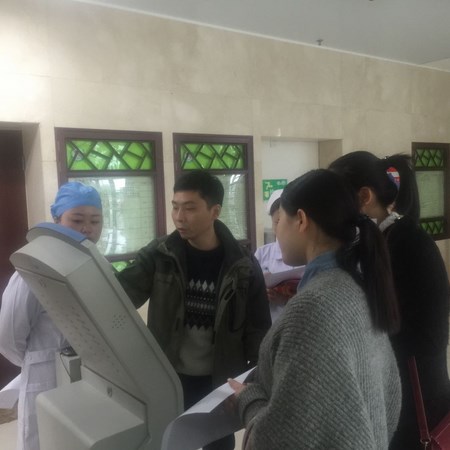 院團(tuán)委組織青年志愿者開(kāi)展“愛(ài)心幫助患者、使用便民設(shè)備”活動(dòng)(圖1)