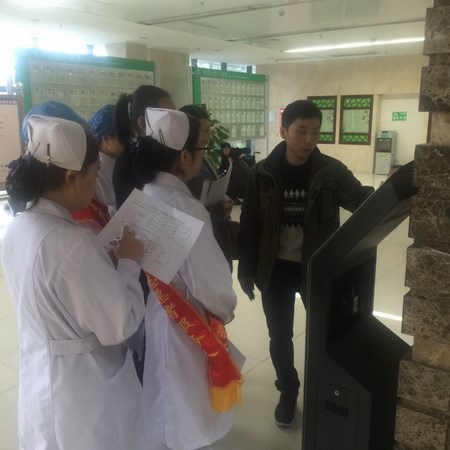 院團(tuán)委組織青年志愿者開(kāi)展“愛(ài)心幫助患者、使用便民設(shè)備”活動(dòng)(圖2)