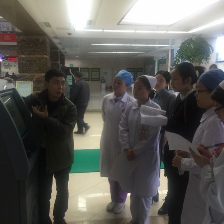 院團(tuán)委組織青年志愿者開(kāi)展“愛(ài)心幫助患者、使用便民設(shè)備”活動(dòng)(圖3)