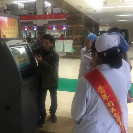 院團(tuán)委組織青年志愿者開(kāi)展“愛(ài)心幫助患者、使用便民設(shè)備”活動(dòng)(圖4)