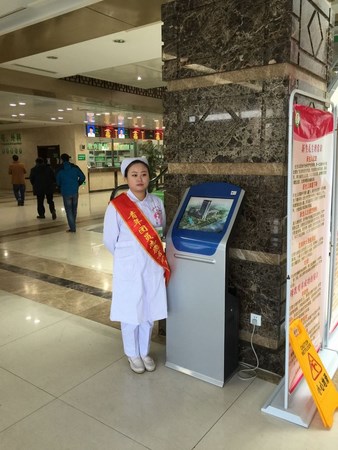 院團(tuán)委組織青年志愿者開(kāi)展“愛(ài)心幫助患者、使用便民設(shè)備”活動(dòng)(圖5)