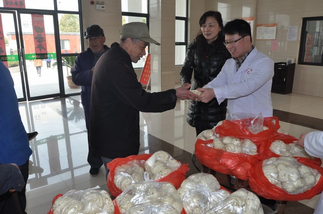三月學(xué)雷鋒，愛心送老人——我院組織主題通訊員活動(圖1)
