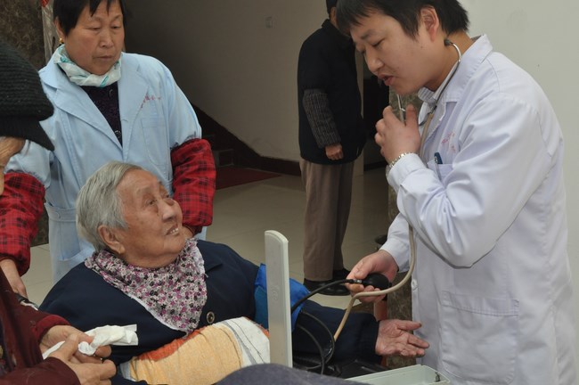 三月學(xué)雷鋒，愛心送老人——我院組織主題通訊員活動(圖4)