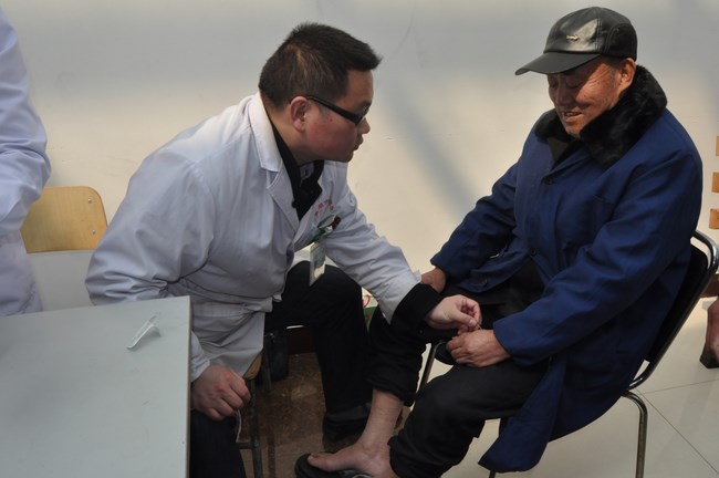 三月學(xué)雷鋒，愛心送老人——我院組織主題通訊員活動(圖5)