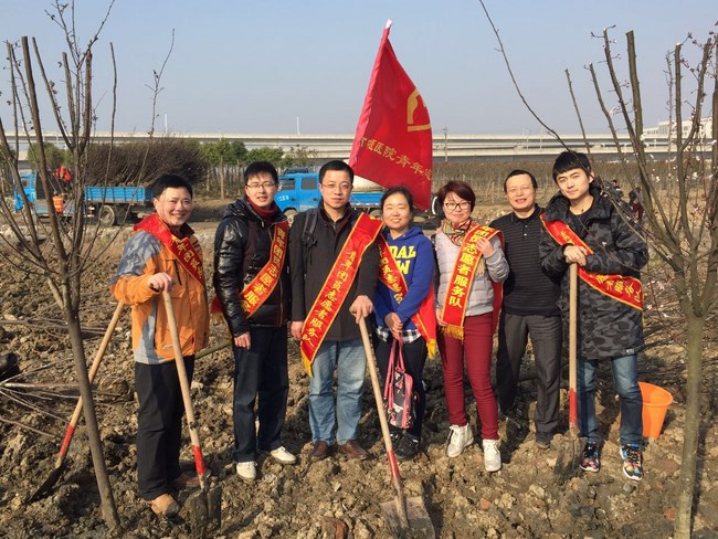 我院職工積極參加 “義務植樹”公益活動(圖3)