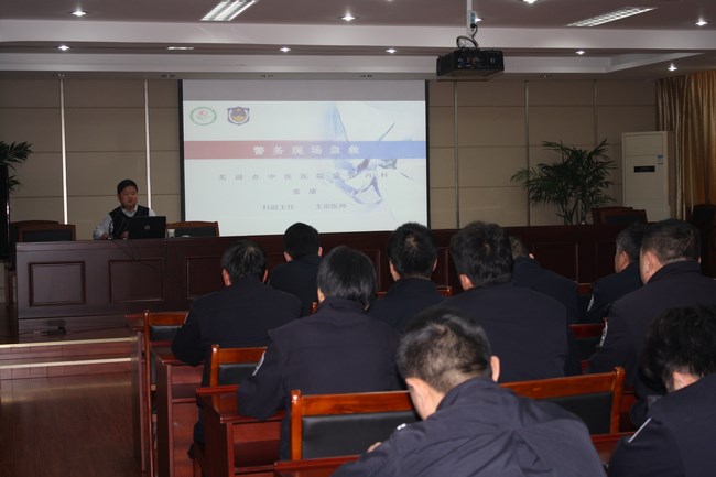 警民共建 魚水情深——我院專家為弋江區(qū)公安基層民警進(jìn)行警務(wù)現(xiàn)場(chǎng)急救知識(shí)培訓(xùn)(圖2)