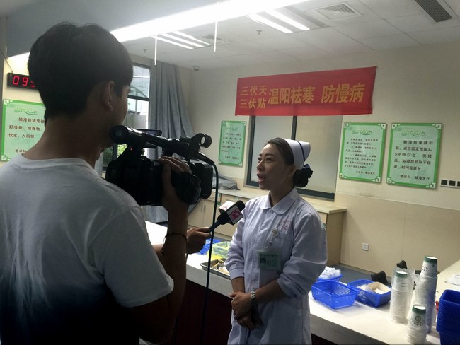 蕪湖廣播電臺《天天健康欄目》、李巷社區(qū)衛(wèi)生服務(wù)中心組織居民來我院體驗(圖1)