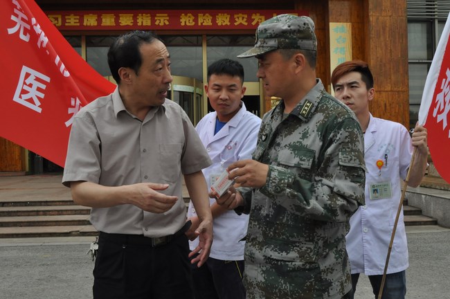 我院醫(yī)療隊(duì)慰問解放軍臨汾旅官兵(圖1)