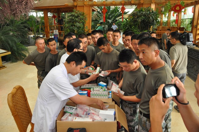 我院醫(yī)療隊(duì)慰問解放軍臨汾旅官兵(圖4)