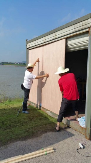 咬緊牙關(guān)，“白衣戰(zhàn)士”守住每寸圩堤(圖7)
