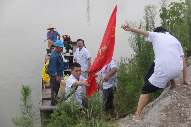 我院第四批醫(yī)療隊深入災區(qū)一線服務災民(圖3)