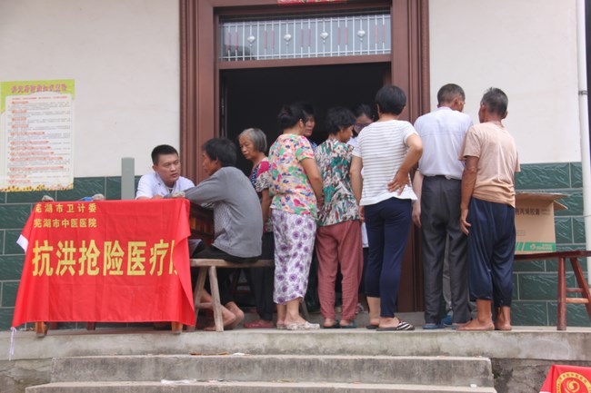 我院第四批醫(yī)療隊深入災區(qū)一線服務災民(圖4)