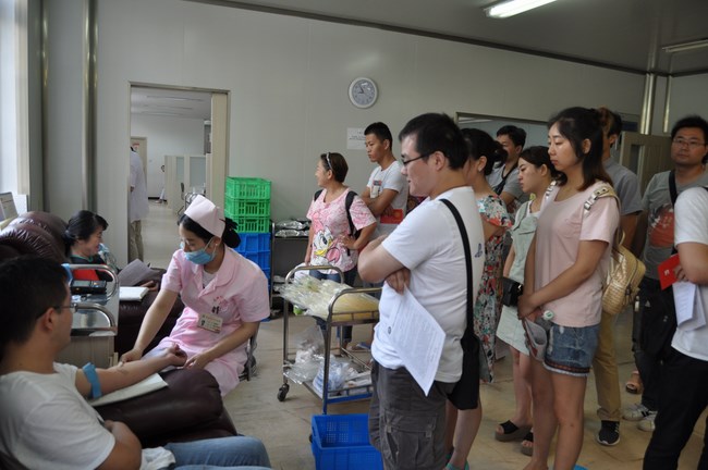 無償獻(xiàn)血，無尚光榮---我院積極組織職工參加無償獻(xiàn)血活動(dòng)(圖1)