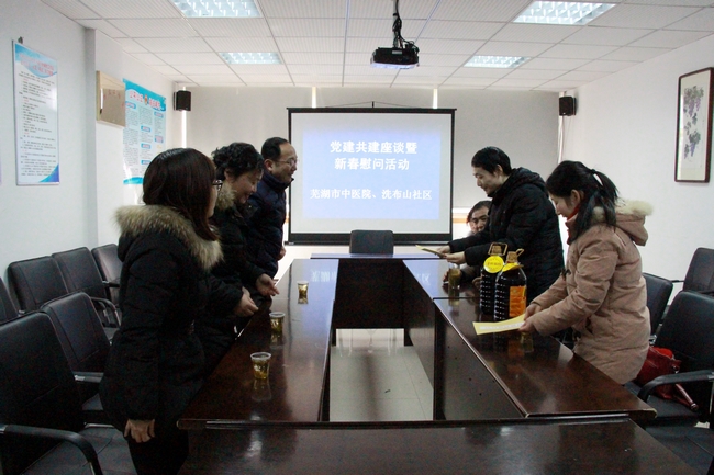 春節(jié)前夕，我院深入社區(qū)慰問(wèn)結(jié)對(duì)幫扶困難戶(圖1)