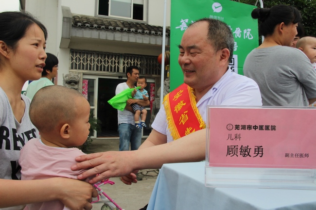 弘揚勞模精神 愛心關(guān)懷兒童——我院 “慶六一”義診服務(wù)走進(jìn)峨橋鎮(zhèn)(圖3)
