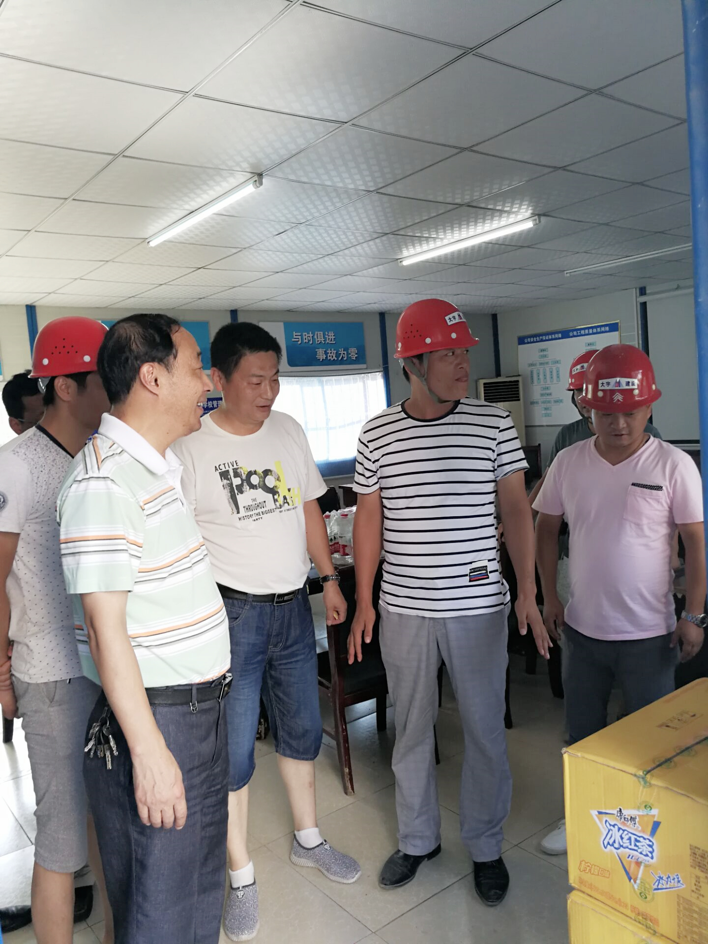 心系職工送關(guān)懷 一線慰問送清涼(圖1)