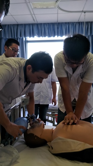 責任在心，警鐘長鳴————我院組織院內(nèi)應(yīng)急急救演練(圖1)