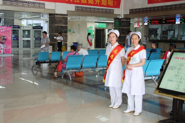 外科片三支部開展主題黨日志愿者服務(wù)活動(dòng)(圖1)