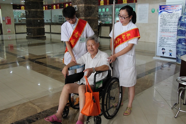 外科片三支部開展主題黨日志愿者服務(wù)活動(dòng)(圖2)