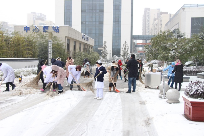 我院組織人員及時掃除積雪 保障患者群眾就診安全(圖9)
