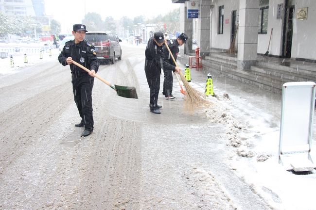 我院組織人員及時掃除積雪 保障患者群眾就診安全(圖13)