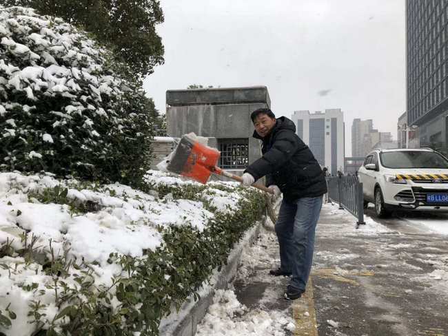 我院組織人員及時掃除積雪 保障患者群眾就診安全(圖10)