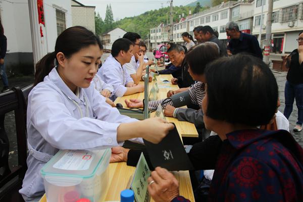 我院民盟盟員參加扶貧幫困醫(yī)療義診活動(dòng)(圖5)