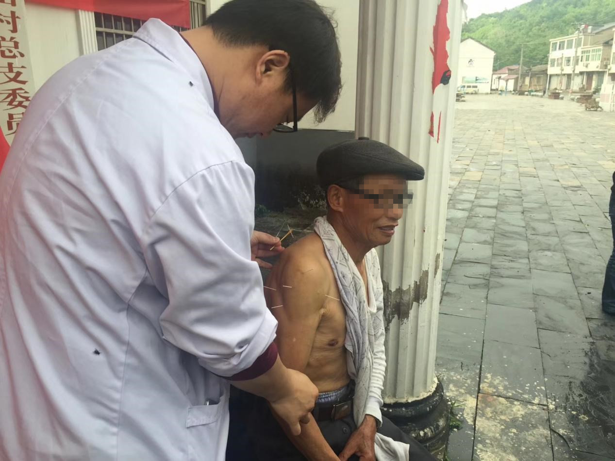 我院民盟盟員參加扶貧幫困醫(yī)療義診活動(dòng)(圖4)