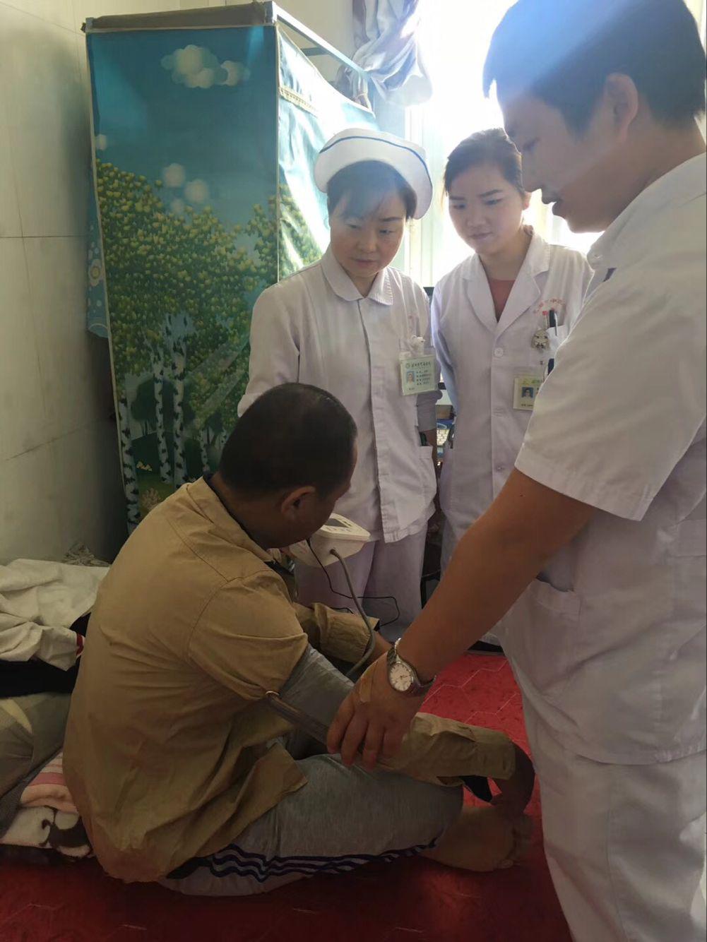 黨員走進患者家中，送上溫暖和關懷(圖1)