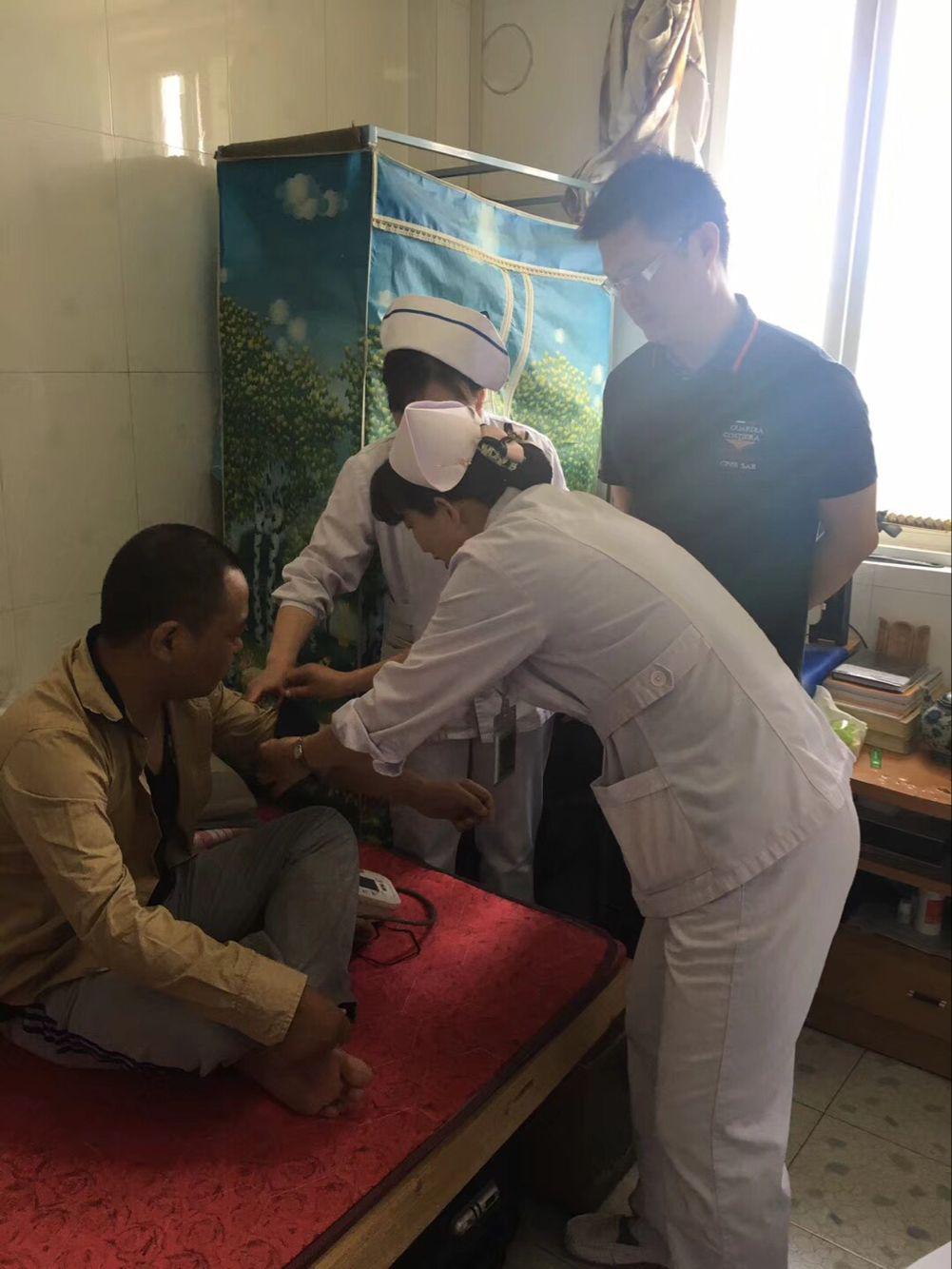 黨員走進患者家中，送上溫暖和關懷(圖2)