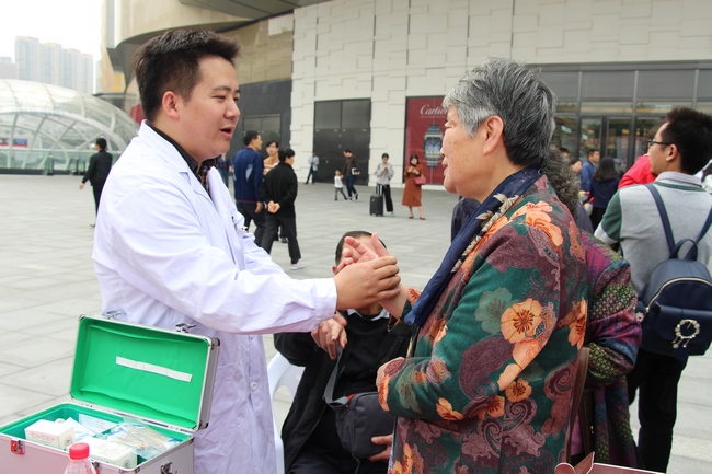 讀者節(jié)中醫(yī)院展臺“門庭若市”  特色中醫(yī)護(hù)理好評如潮(圖2)