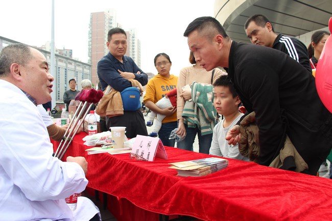 讀者節(jié)中醫(yī)院展臺“門庭若市”  特色中醫(yī)護(hù)理好評如潮(圖1)