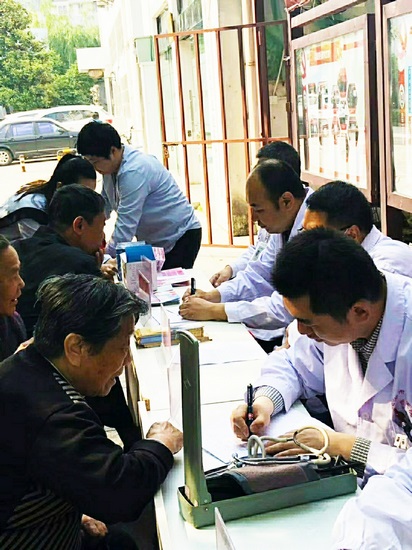便民服務(wù)暖人心—-我院深入李巷社區(qū)開展義診活動(圖2)